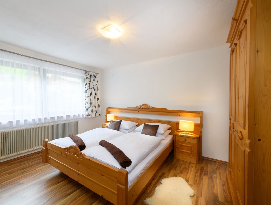 Geräumiges Schlafzimmer mit Doppelbett