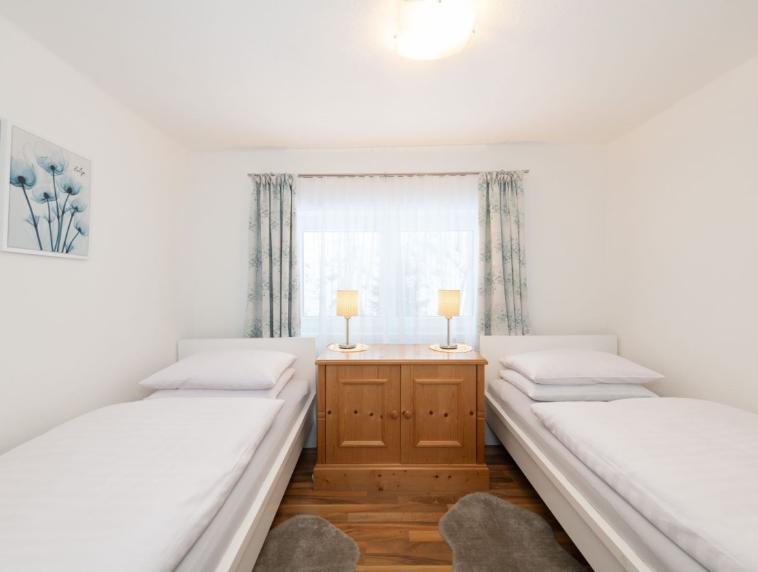 Helles Schlafzimmer mit 2 Einzelbetten