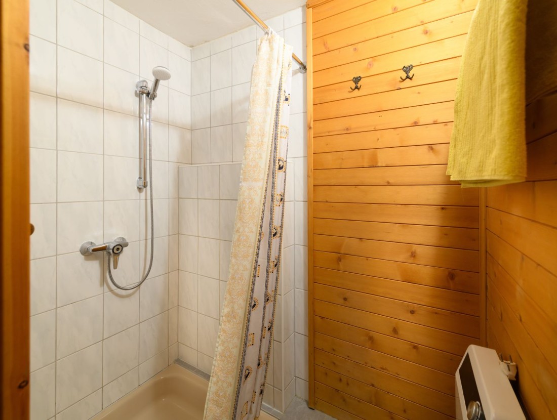 Badezimmer mit Dusche