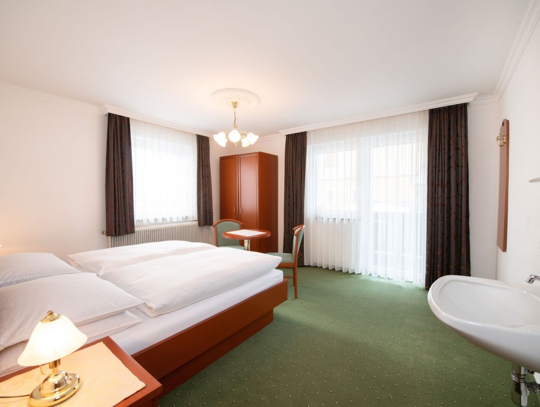 Schlafzimmer mit Doppelbett und Zusatzbett