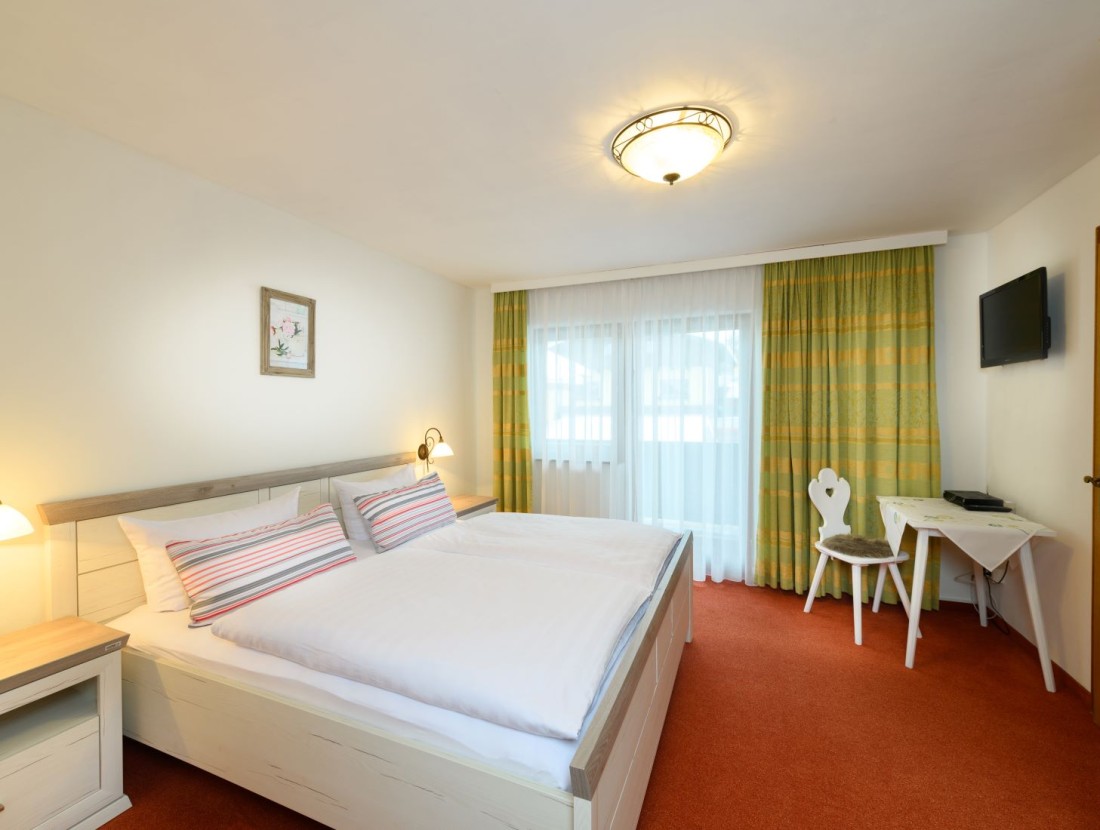 Zimmer 5 mit Doppelbett und Dusche/WC